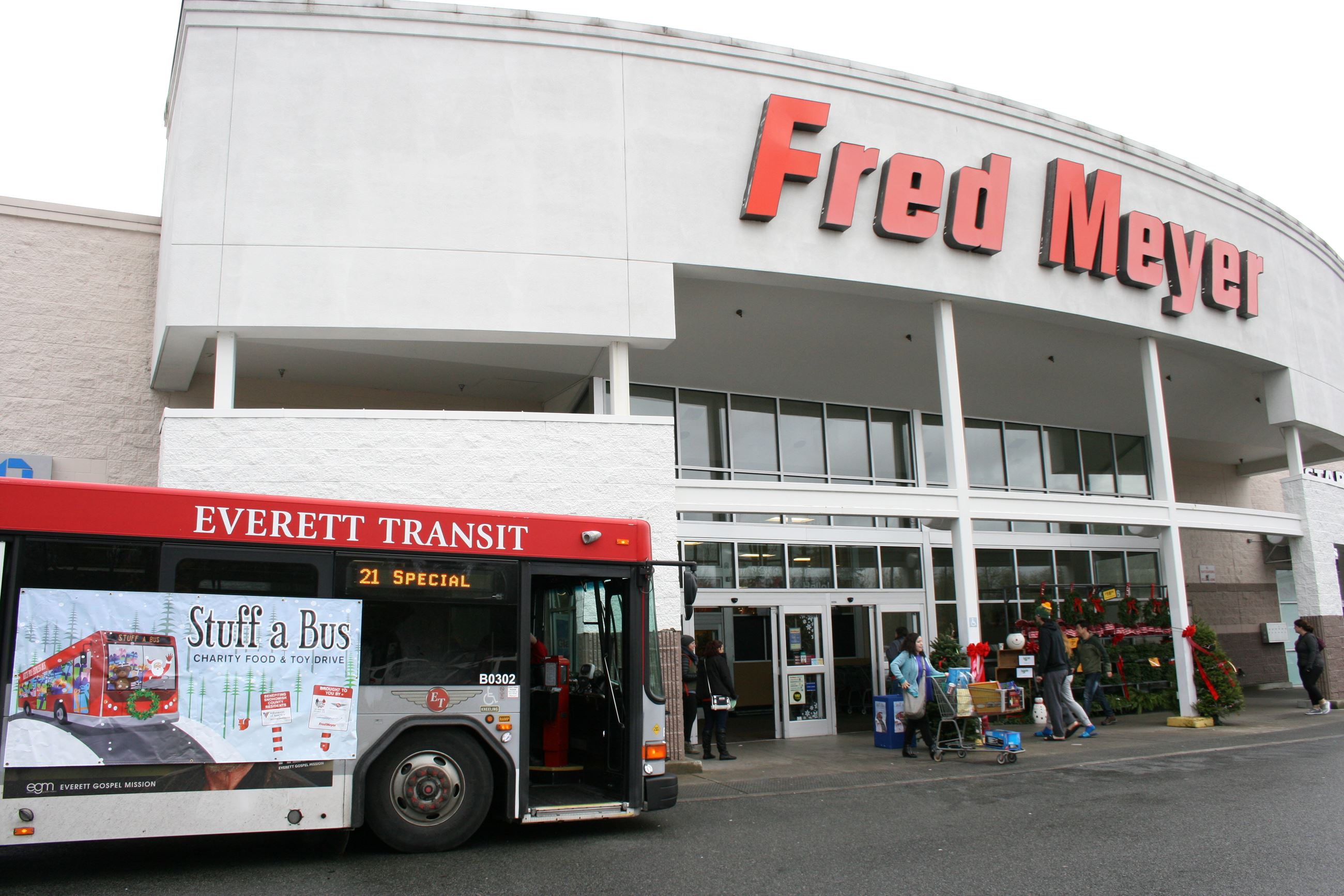Everett Transit bus at Fred Meyer